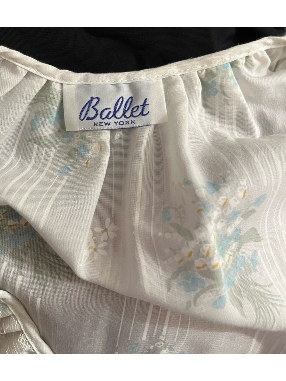 Vintage White Floral Cotton double tie Nightgown robe with Lace Trim - Picture 2 of 4